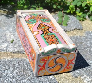 BOOK OF KELLS, CELTIC WOODEN BOX, REPLICA - WOODEN STATUES, PLAQUES, BOXES{% if kategorie.adresa_nazvy[0] != zbozi.kategorie.nazev %} - WOOD{% endif %}