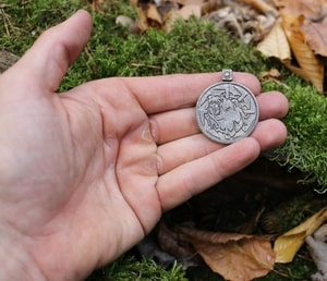 BEAR KOLOVRAT, PENDANT, PEWTER - SLAVIC AMULETS{% if kategorie.adresa_nazvy[0] != zbozi.kategorie.nazev %} - JEWELLERY - BRONZE, ZINC{% endif %}