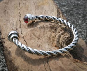 ALESIA, SILVER BRACELET, GARNET - BRACELETS{% if kategorie.adresa_nazvy[0] != zbozi.kategorie.nazev %} - SILVER JEWELLERY{% endif %}