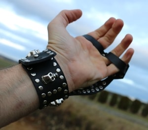 ROCKER GLOVE - LEDERARMBÄNDER{% if kategorie.adresa_nazvy[0] != zbozi.kategorie.nazev %} - LEDERPRODUKTE{% endif %}