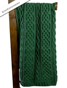 PLAITED MERINO CELTIC BLANKET, GREEN - WOLLDECKEN UND SCHALS AUS IRLAND{% if kategorie.adresa_nazvy[0] != zbozi.kategorie.nazev %} - WOLLPRODUKTE{% endif %}