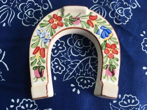 LUCKY HORSESHOE, HANDPAINTED CERAMICS - TRADITIONELLE TSCHECHISCHE KERAMIK{% if kategorie.adresa_nazvy[0] != zbozi.kategorie.nazev %} - KERAMIK{% endif %}