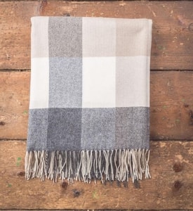 GREY, BONE, WHITE CHECK THROW, LAMBS WOOL BLANKET - WOLLDECKEN UND SCHALS AUS IRLAND{% if kategorie.adresa_nazvy[0] != zbozi.kategorie.nazev %} - WOLLPRODUKTE{% endif %}