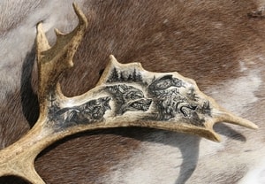 GERI, FREKI AND HUGINN, MUNINN, CARVED ANTLER, SCRIMSHAW - PRODUCTS FROM ANTLER, WOOD{% if kategorie.adresa_nazvy[0] != zbozi.kategorie.nazev %} - PAGAN DECORATIONS{% endif %}