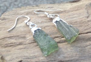 RAW MOLDAVITES, EARRINGS, SILVER PLATED - MOLDAVITES, CZECH{% if kategorie.adresa_nazvy[0] != zbozi.kategorie.nazev %} - SILVER JEWELLERY{% endif %}