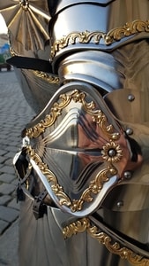 LUXURY POLISHED FULL ARMOUR, DECORATED BY BRASS, FULLY FUNCTIONAL, 1.5 MM - SUITS OF ARMOUR{% if kategorie.adresa_nazvy[0] != zbozi.kategorie.nazev %} - ARMOUR HELMETS, SHIELDS{% endif %}