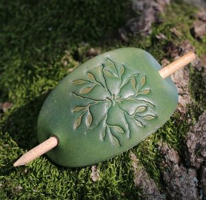OFILIA, LEATHER HAIR CLIP, GREEN - HAIR CLIPS, ACCESSORIES, JEWELLERY{% if kategorie.adresa_nazvy[0] != zbozi.kategorie.nazev %} - LEATHER PRODUCTS{% endif %}
