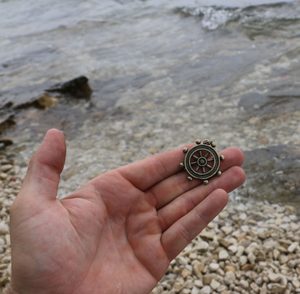 STEERING WHEEL, MASSIVE ZINC PENDANT, ANTIQUE BRASS - ALL PENDANTS, OUR PRODUCTION{% if kategorie.adresa_nazvy[0] != zbozi.kategorie.nazev %} - JEWELLERY - BRONZE, ZINC{% endif %}