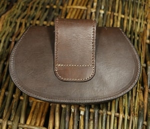 LEATHER BAG WITH FORGED NEEDLE - TASCHEN{% if kategorie.adresa_nazvy[0] != zbozi.kategorie.nazev %} - LEDERPRODUKTE{% endif %}