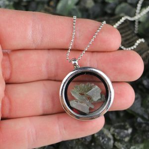 MOLDAVITE STEEL FLOATING LOCKET, ORIGINAL FROM THE CZECH REPUBLIC - MOLDAVITE{% if kategorie.adresa_nazvy[0] != zbozi.kategorie.nazev %} - SILBER SCHMUCKSTÜCKE{% endif %}