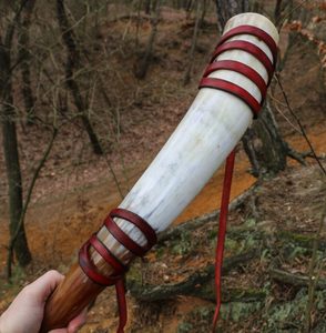 BLOWING HORN WITH LEATHER HOLDER DELUXE 38CM, RED - SIGNAL HORNS{% if kategorie.adresa_nazvy[0] != zbozi.kategorie.nazev %} - HORN PRODUCTS{% endif %}