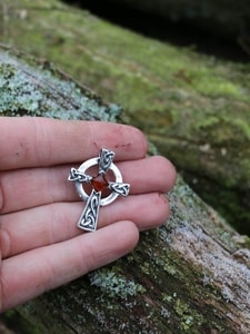 CELTIC CROSS, PENDENTIF, ARGENT, AMBRE - AMBRE ET ARGENT{% if kategorie.adresa_nazvy[0] != zbozi.kategorie.nazev %} - BIJOUX EN ARGENT{% endif %}