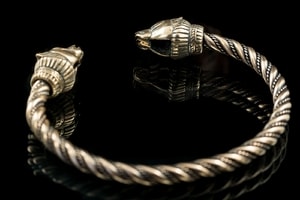 BERSERKER, BÄR, BRONZE, ARMBAND - WIKINGER, SLAWISCHE, KELTISCHE ARMBÄNDER - BRONZE{% if kategorie.adresa_nazvy[0] != zbozi.kategorie.nazev %} - SCHMUCKSTÜCKE{% endif %}