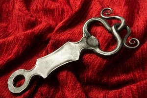 IRON BOTTLE OPENER, HAND FORGED - FORGED PRODUCTS{% if kategorie.adresa_nazvy[0] != zbozi.kategorie.nazev %} - SMITHY WORKS, COINS{% endif %}