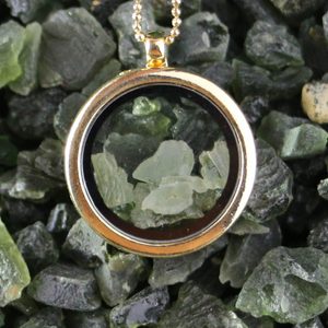 MOLDAVITE STEEL FLOATING LOCKET, GOLD COL. - MOLDAVITE{% if kategorie.adresa_nazvy[0] != zbozi.kategorie.nazev %} - SILBER SCHMUCKSTÜCKE{% endif %}