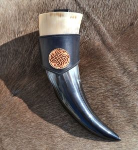 CELTIC KNOTS, LEATHER HORN HOLDER - DRINKING HORNS{% if kategorie.adresa_nazvy[0] != zbozi.kategorie.nazev %} - HORN PRODUCTS{% endif %}