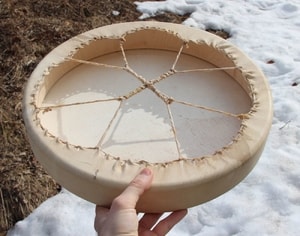 AEGISHJALMUR, SHAMANIC FRAME DRUM 40 CM - DRUMS, FLUTES{% if kategorie.adresa_nazvy[0] != zbozi.kategorie.nazev %} - DRUMS, FLUTES{% endif %}