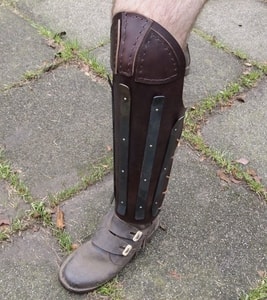 HEAVY LEATHER GREAVES REINFORCED WITH STEEL STRIPS, PRICE FOR THE PAIR - LEATHER ARMOUR/GLOVES{% if kategorie.adresa_nazvy[0] != zbozi.kategorie.nazev %} - ARMOUR HELMETS, SHIELDS{% endif %}