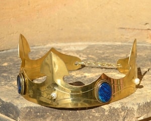 CAROLUS, NOBLE MEDIEVAL BRASS CROWN, SODALITE - DIADEME UND KRONEN{% if kategorie.adresa_nazvy[0] != zbozi.kategorie.nazev %} - SCHUHE, KLEIDUNG{% endif %}