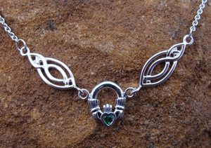 CLADDAGH NECKLACE, SILVER - HALSKETTEN{% if kategorie.adresa_nazvy[0] != zbozi.kategorie.nazev %} - SILBER SCHMUCKSTÜCKE{% endif %}