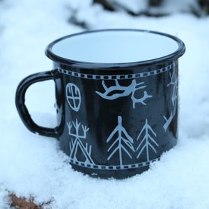 SÁMI SÁPMI LAPLAND ENAMEL MUG - MUGS, GOBLETS, SCARVES{% if kategorie.adresa_nazvy[0] != zbozi.kategorie.nazev %} - HOME DECOR{% endif %}