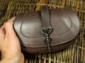 LEATHER BAG WITH FORGED NEEDLE - TASCHEN{% if kategorie.adresa_nazvy[0] != zbozi.kategorie.nazev %} - LEDERPRODUKTE{% endif %}