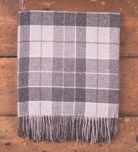 GREY & WHITE TARTAN THROW, LAMBS WOOL BLANKET - WOLLDECKEN UND SCHALS AUS IRLAND{% if kategorie.adresa_nazvy[0] != zbozi.kategorie.nazev %} - WOLLPRODUKTE{% endif %}