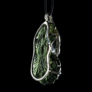 ERIS, CZECH MOLDAVITE STERLING SILVER PENDANT - MOLDAVIT{% if kategorie.adresa_nazvy[0] != zbozi.kategorie.nazev %} - MOLDAVITE, MINERALIEN, FOSSILIEN{% endif %}