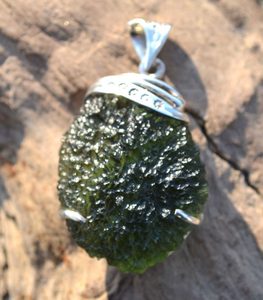 MOIRA, CZECH MOLDAVITE STERLING SILVER PENDANT - MOLDAVIT{% if kategorie.adresa_nazvy[0] != zbozi.kategorie.nazev %} - MOLDAVITE, MINERALIEN, FOSSILIEN{% endif %}