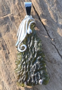 STELLARA, CZECH MOLDAVITE STERLING SILVER PENDANT - MOLDAVITE{% if kategorie.adresa_nazvy[0] != zbozi.kategorie.nazev %} - SILBER SCHMUCKSTÜCKE{% endif %}