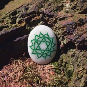 CHAKRA SYMBOLS ENGRAVED SET, WHITE KING AGATE CABOCHONE, SET OF 7 - DECORATIVE MINERALS AND ROCKS{% if kategorie.adresa_nazvy[0] != zbozi.kategorie.nazev %} - MOLDAVITES, MINERALS, FOSSILS{% endif %}