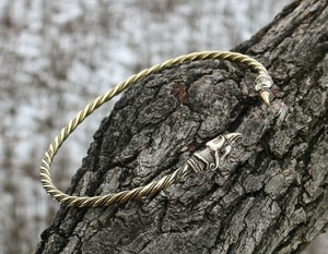 HUGINN AND MUNINN, VIKING TORC, BRASS - FORGED JEWELRY, TORCS, BRACELETS{% if kategorie.adresa_nazvy[0] != zbozi.kategorie.nazev %} - JEWELLERY - BRONZE, ZINC{% endif %}