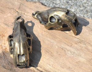 SMILODON, SABERTOOTH TIGER SKULL PENDANT, MASSIVE JEWEL, TIN, BRASS COLOUR - ANIMAL PENDANTS{% if kategorie.adresa_nazvy[0] != zbozi.kategorie.nazev %} - JEWELLERY - BRONZE, ZINC{% endif %}