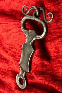 IRON BOTTLE OPENER, HAND FORGED - FORGED PRODUCTS{% if kategorie.adresa_nazvy[0] != zbozi.kategorie.nazev %} - SMITHY WORKS, COINS{% endif %}