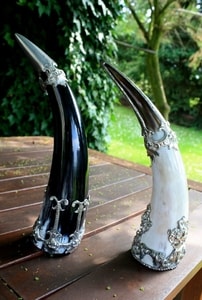 UNIQUE DRINKING HORN WITH GREENMEN, TIN - TRINKHÖRNER MIT ZINN{% if kategorie.adresa_nazvy[0] != zbozi.kategorie.nazev %} - HORNPRODUKTE{% endif %}