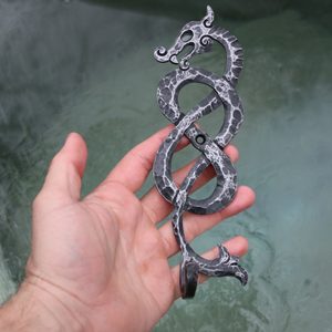 VIKING   DRAGON, FORGED HOOK / KEY HOOK - LEFT - SMITHY WORKS, COINS{% if kategorie.adresa_nazvy[0] != zbozi.kategorie.nazev %} - SMITHY WORKS, COINS{% endif %}