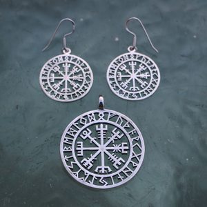 VEGVÍSIR - ICELANDIC COMPASS, EARRINGS AND PENDANT, SILVER - JEWELLERY SETS{% if kategorie.adresa_nazvy[0] != zbozi.kategorie.nazev %} - SILVER JEWELLERY{% endif %}