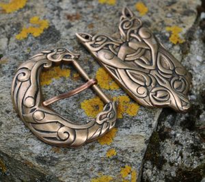 FENRIR BORRE STYLE - BELT BUCKLE AND STRAP END, BRONZE - BELT ACCESSORIES{% if kategorie.adresa_nazvy[0] != zbozi.kategorie.nazev %} - LEDERPRODUKTE{% endif %}