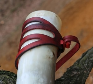 BLOWING HORN WITH LEATHER HOLDER DELUXE 38CM, RED - SIGNAL HORNS{% if kategorie.adresa_nazvy[0] != zbozi.kategorie.nazev %} - HORN PRODUCTS{% endif %}