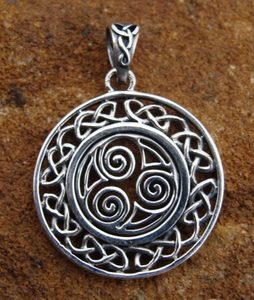 SILVER TRISKELLE IN CIRCLE, PENDANT - ANHÄNGER - SCHMUCK, SILBER{% if kategorie.adresa_nazvy[0] != zbozi.kategorie.nazev %} - SILBER SCHMUCKSTÜCKE{% endif %}