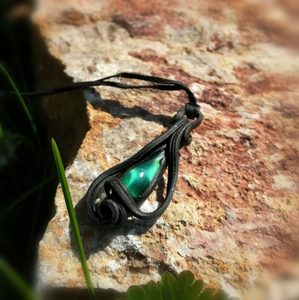 GREEN GLASS DROP - PENDANT - FANTASY JEWELS{% if kategorie.adresa_nazvy[0] != zbozi.kategorie.nazev %} - JEWELLERY - BRONZE, ZINC{% endif %}