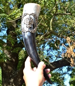 DRINKING HORN WITH A GREEN MAN - HORNS WITH TIN{% if kategorie.adresa_nazvy[0] != zbozi.kategorie.nazev %} - HORN PRODUCTS{% endif %}