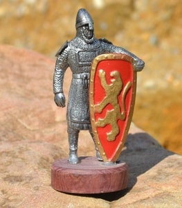NORMAN WARRIOR WITH A PAINTED SHIELD. TIN FIGURE - PEWTER FIGURES{% if kategorie.adresa_nazvy[0] != zbozi.kategorie.nazev %} - PAGAN DECORATIONS{% endif %}