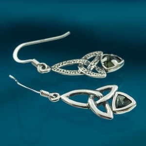 KIRA, EARRINGS, MOLDAVITE AND SILVER - MOLDAVITES, CZECH{% if kategorie.adresa_nazvy[0] != zbozi.kategorie.nazev %} - SILVER JEWELLERY{% endif %}