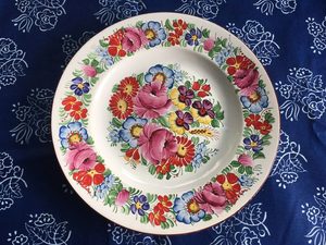 TRADITIONAL HANDPAINTED PLATE, CHODSKO - TRADITIONELLE TSCHECHISCHE KERAMIK{% if kategorie.adresa_nazvy[0] != zbozi.kategorie.nazev %} - KERAMIK{% endif %}