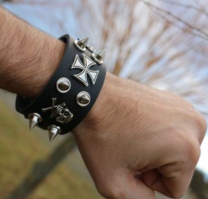 ROCKER, LEDERARMBAND XVII - LEDERARMBÄNDER{% if kategorie.adresa_nazvy[0] != zbozi.kategorie.nazev %} - LEDERPRODUKTE{% endif %}