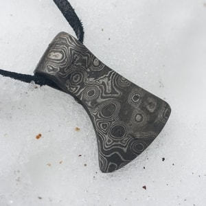 BJORNAR, AXE, PENDANT, DAMASCUS STEEL - VIKING PENDANTS{% if kategorie.adresa_nazvy[0] != zbozi.kategorie.nazev %} - JEWELLERY - BRONZE, ZINC{% endif %}