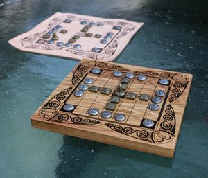 FIDCHELL CELTIC BOARD GAME BRIAN BORU VERSION WITH OAK BOARD - CELTIC BOARD GAMES{% if kategorie.adresa_nazvy[0] != zbozi.kategorie.nazev %} - HRY A KNIHY{% endif %}