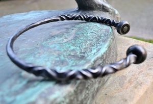 FORGED TORC WITH BALL TERMINALS - FORGED PRODUCTS{% if kategorie.adresa_nazvy[0] != zbozi.kategorie.nazev %} - SMITHY WORKS, COINS{% endif %}