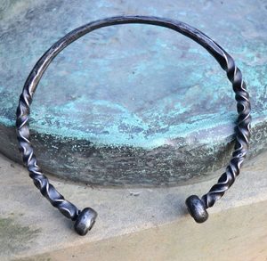 FORGED TORC WITH A BALL - GEHÄMMERTE PRODUKTE{% if kategorie.adresa_nazvy[0] != zbozi.kategorie.nazev %} - SCHMIEDEARBEITEN, MINTAGE{% endif %}